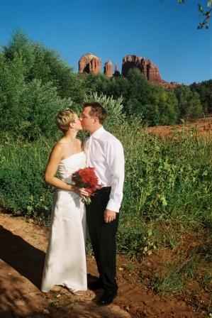 sedonaweddingWL004-Couple_at_Red_Rock_Crossing.png